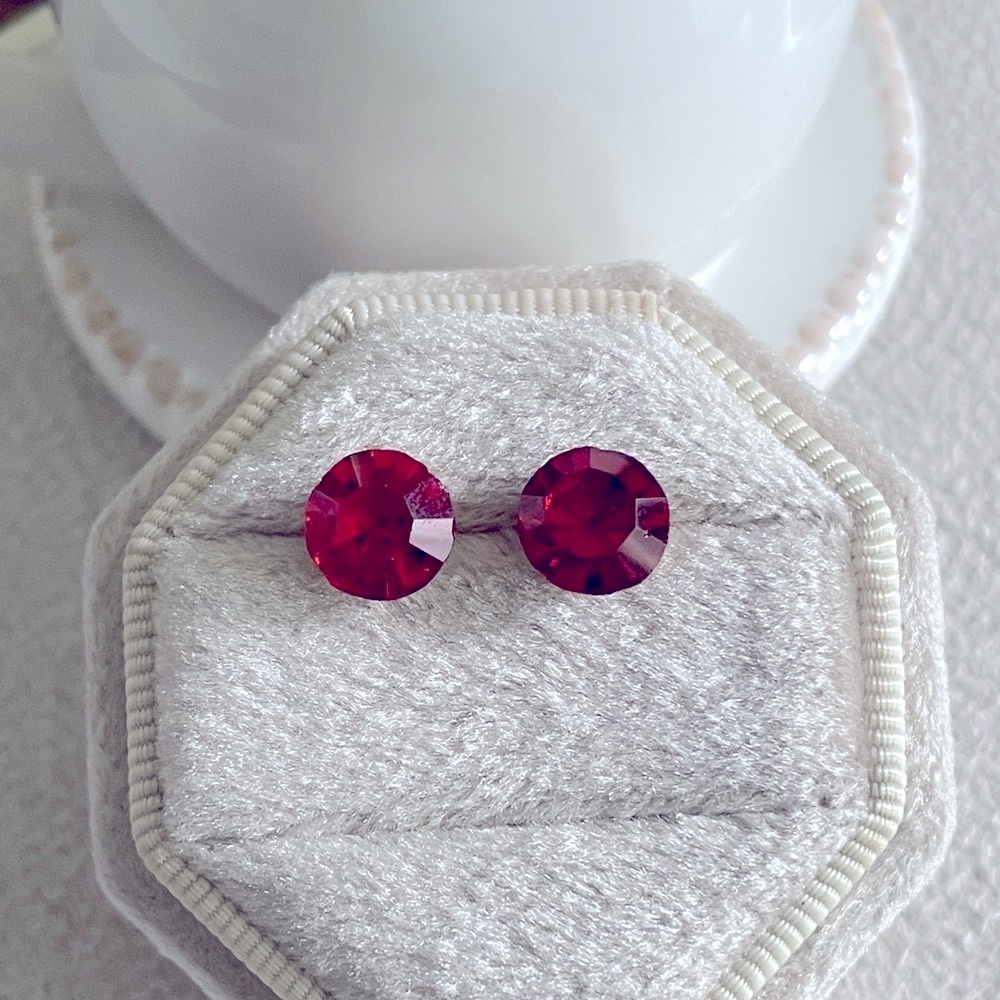 Ruby red stud earrings - Picture 2 of 4